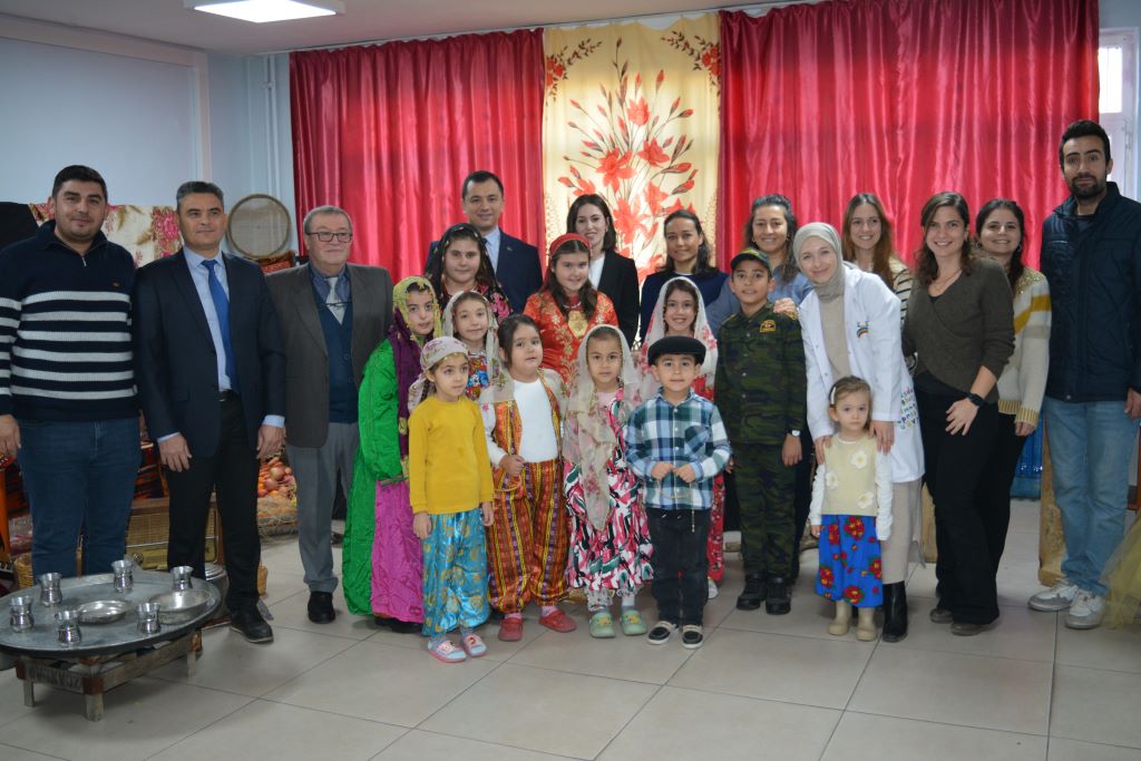 Kaymakamımız Sn. Alper KIRGIL ve eşi Hatice KIRGIL Hanımefendi, Tutum, Yatırım ve Türk Malları Haftası Münasebetiyle Düzenlenen Programa Katıldı 