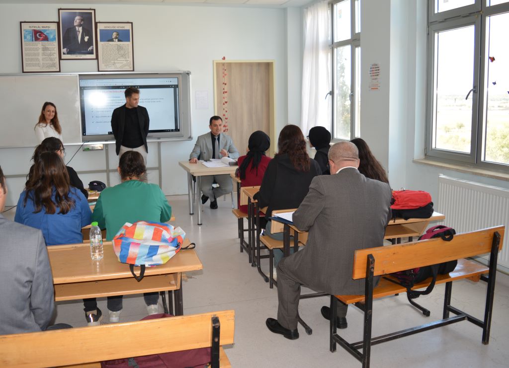 Kaymakamımız Sn. Alper KIRGIL, Karahallı Anadolu İmam Hatip Lisesi ve Karahallı Anadolu Lisesi Öğrencileriyle Bir Araya Geldi