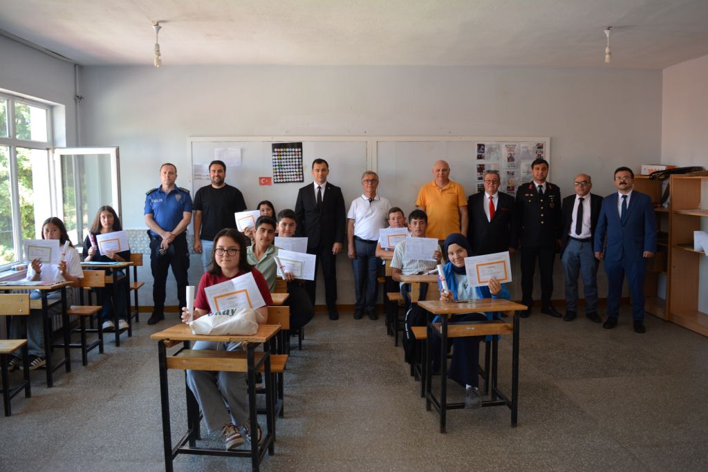 Karbasan İlk ve Ortaokulu'nda Karne Töreni Coşkusu