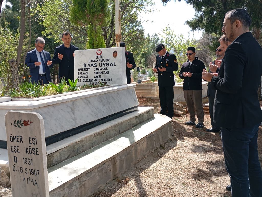 Kaymakamımız Sn. Alper Kırgıl ve İlçe Protokolü Şehit İlyas Uysal’ın Kabrini ve Ailesini Ziyaret Etti