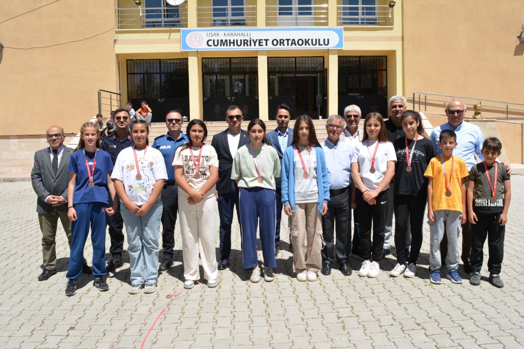 Kaymakamımız Sn. Alper KIRGIL, Cumhuriyet Ortaokulu’nun Kermes ve Şenlik Programına Katıldı