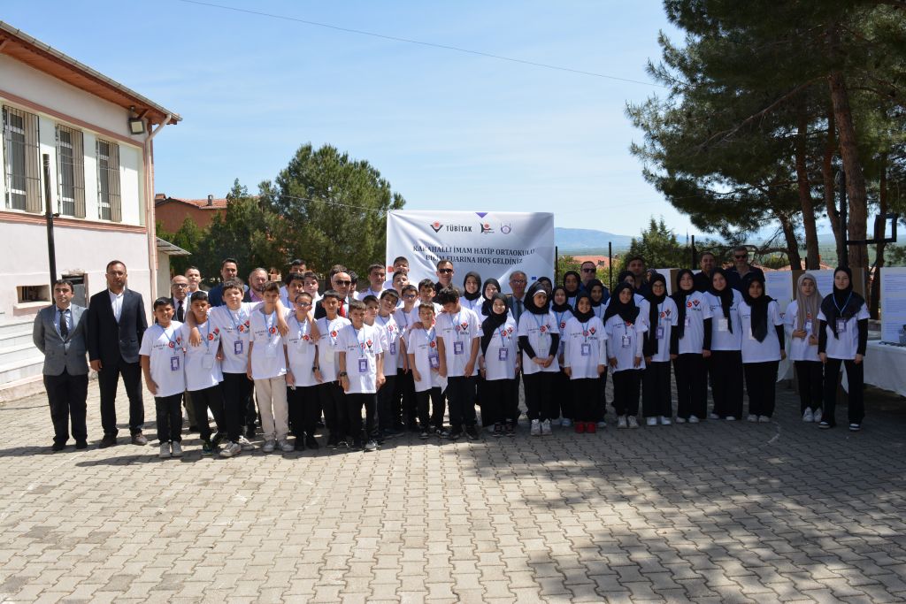 Karahallı İmam Hatip Ortaokulu’nda 4006 TÜBİTAK Bilim Fuarı Gerçekleştirildi