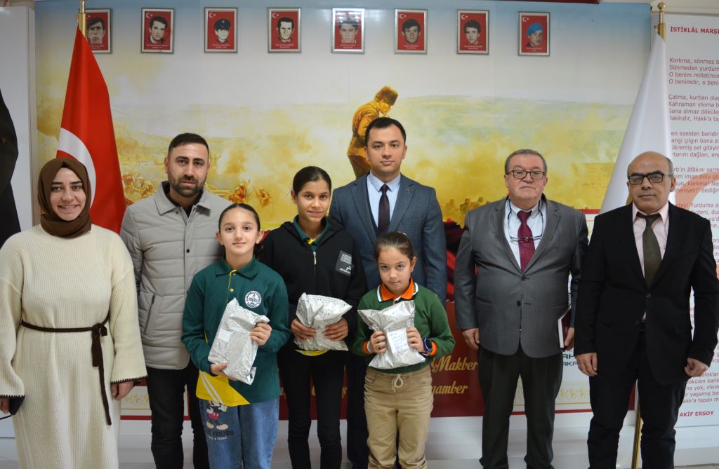 Kaymakamımız Sn. Alper KIRGIL, "İstiklal Marşı" Konulu Yarışmada Birinci Olan Öğrencilere Ödüllerini Takdim Etti